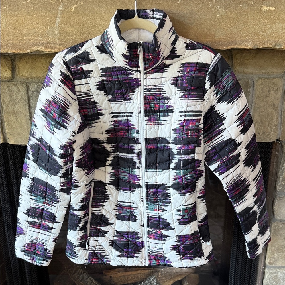 The North Face Women's light weight Ski layer puffer jacket. Medium